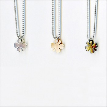 Pearly clover on silver chain