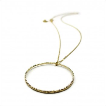 Collier anneau martelé 30 mm sur chaine en plaqué or - Bijoux fins et intemporels