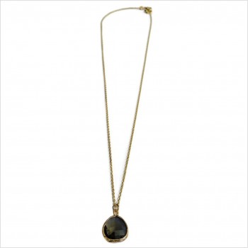 Collier sur chaine médaille pierre sertie de couleur noir sur chaine plaqué or - Bijoux fins et modernes