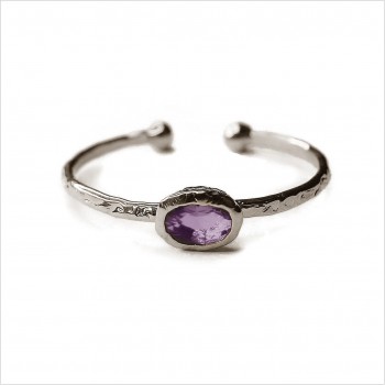 Bague en argent martelée sertie d'une pierre de couleur violette - Bijoux fins et fantaisies
