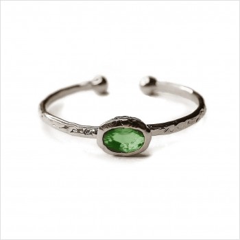 Bague en argent martelée sertie d'une pierre de couleur verte clair - Bijoux fins et fantaisies