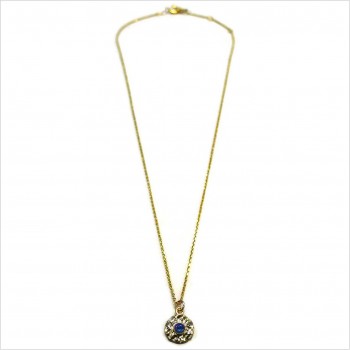 Collier en plaqué or médaille ronde martelée pierre bleue saphir au centre - bijoux de créateurs