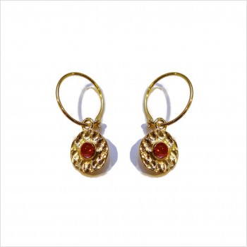 Boucles d'oreilles créoles plaqué or médaille ronde martelée pierre rouge au centre - bijoux fins et intemporels