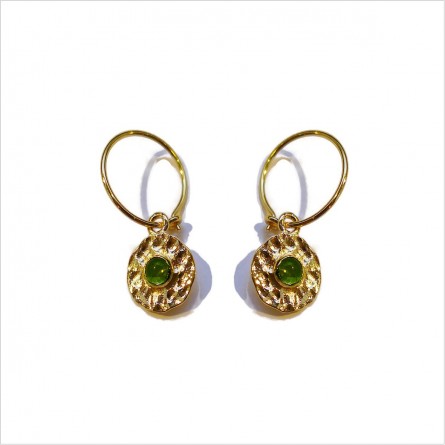 Boucles d'oreilles créoles plaqué or médaille ronde martelée pierre verte au centre - bijoux fins et intemporels
