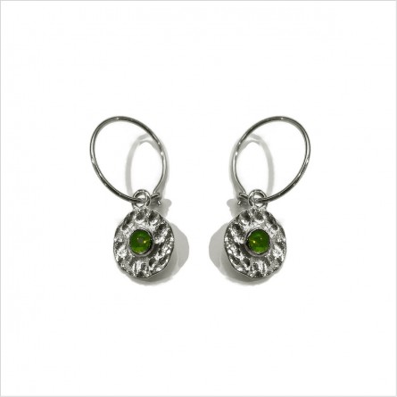 Boucles d'oreilles créoles en argent médaille ronde martelée pierre verte au centre - bijoux fins et intemporels