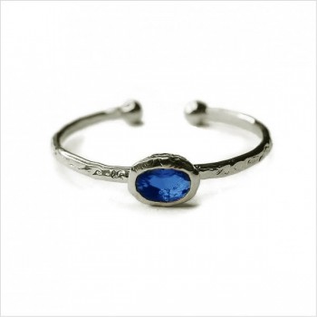 Bague en argent martelée sertie d'une pierre de couleur bleue saphir - Bijoux fins et fantaisies