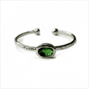 Bague en argent martelée sertie d'une pierre de couleur verte émeraude - Bijoux fins et fantaisies