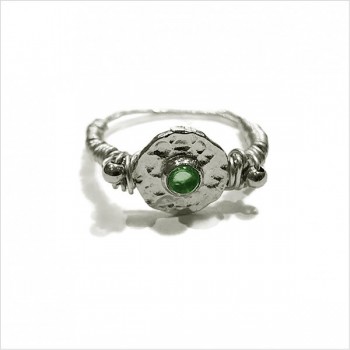 Bague médaille martelée sur fil en argent pierre centrale de couleur verte émeraude - Bijoux fins et originaux