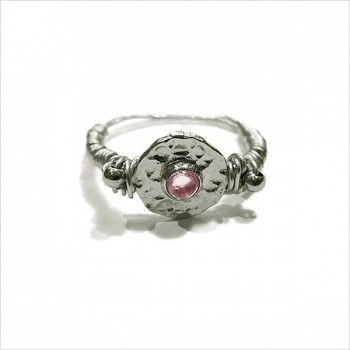 Bague médaille martelée sur fil en argent pierre centrale de couleur rose pâle - Bijoux fins et originaux