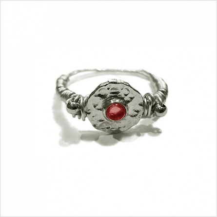 Bague médaille martelée sur fil en argent pierre centrale de couleur rouge - Bijoux fins et originaux
