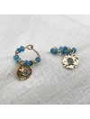 Créoles 15 mm en plaqué or et pierres fines apatite et médaille martelée de couleur bleue - Bijoux fins et originaux