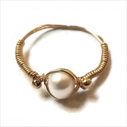 Bague fil en plaqué or surmontée d'une pierre ronde en perle fine d'eau douce - Bijoux fins de créateur