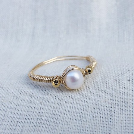 Bague fil en plaqué or surmontée d'une pierre ronde en perle d'eau douce - Bijoux fins de créateur