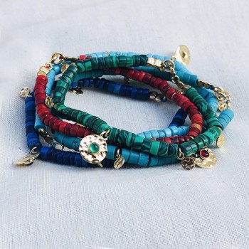 Bracelet ethnique perles colorées médaille martelée en plaqué or - Bijoux originaux ethniques