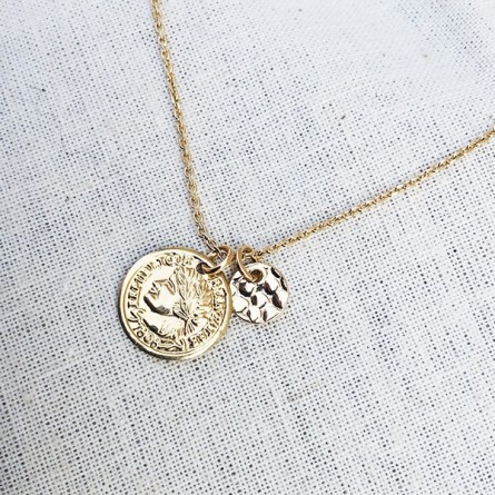 Collier sur chaine plaqué or médaille pièce de monnaie et médaille ronde martelée - Bijoux fins de créateurs