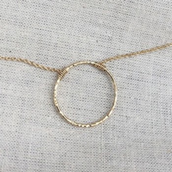 Collier anneau martelé 20 mm sur chaine en plaqué or - Bijoux fins et intemporels