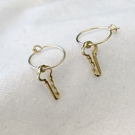Boucles d'oreilles créoles pendentif clé évidé en plaqué or - Bijoux fins et fantaisies