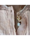 Collier médaille camée dentelle bleue pâle sur chaine plaqué or - Bijoux fins et intemporels