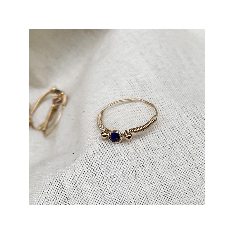 Bagues fil d'or en plaqué or surmontée d'une pierre fine lapis lazuli bleue - Bijoux fins de créateur