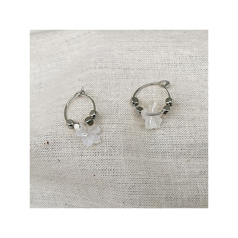 Créoles en argent avec perles facettées pendentif camélia nacré - Bijoux fins et fantaisies