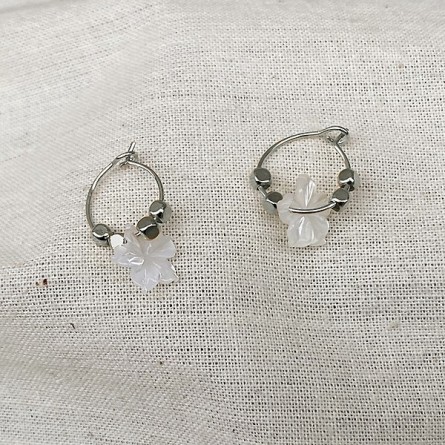 Créoles en argent avec perles facettées pendentif camélia nacré - Bijoux fins et fantaisies