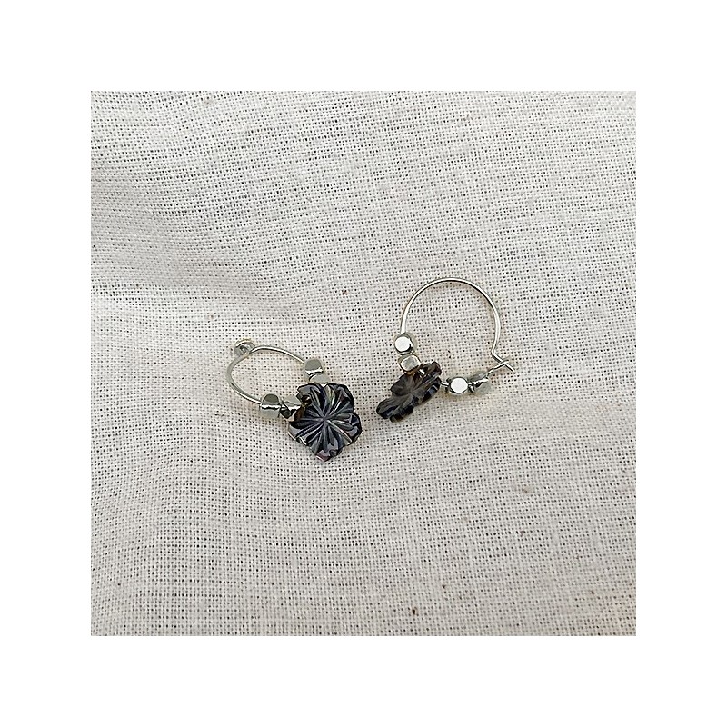 Créoles en argent avec perles facettées pendentif camélia nacré - Bijoux fins et fantaisies