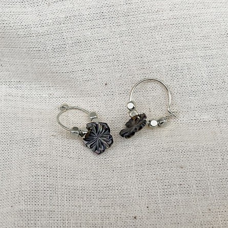 Créoles en argent avec perles facettées pendentif camélia nacré - Bijoux fins et fantaisies