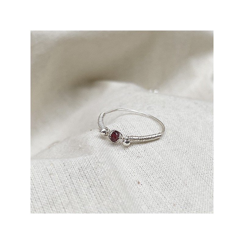 Bagues fil d'argent en argent surmontée d'une pierre fine grenat rouge - Bijoux fins de créateur