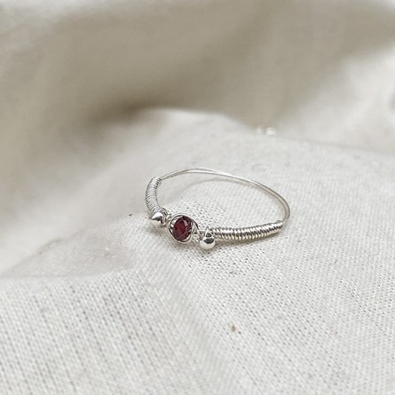 Bagues fil d'argent en argent surmontée d'une pierre fine grenat rouge - Bijoux fins de créateur