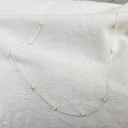Collier sur chaine en argent orné de minis pierres fines en perle d'eau douce - Bijoux fins et tendances