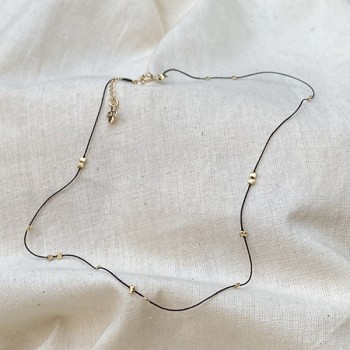 Collier sur lien en soie perlé de couleur noir en plaqué or - Bijoux fins et originaux
