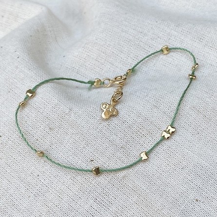Bracelet fil de soie émeraude et perles en plaqué or - Bijoux fins et originaux
