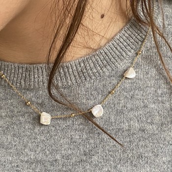 Collier perles nacrées baroques sur chaine perlée plaqué or - Bijoux fins et tendances