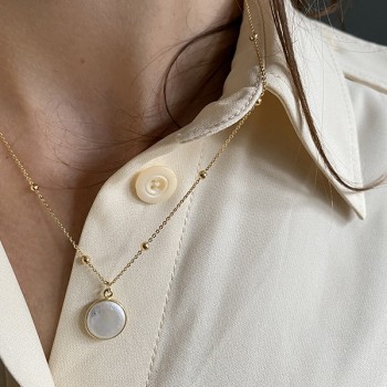 Collier pendentif perle d'eau douce sertie nacrée  plaqué or - Bijoux fins et modernes