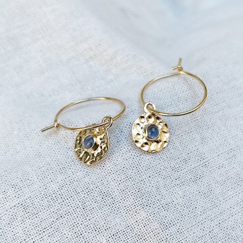 Boucles d'oreilles créoles plaqué or médaille ronde martelée pierre bleue saphir au centre - bijoux fins et intemporels