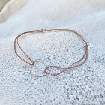 Bracelet anneau martelé 15 mm en argent sur lien soyeux ajustable - Bijoux fins et tendances