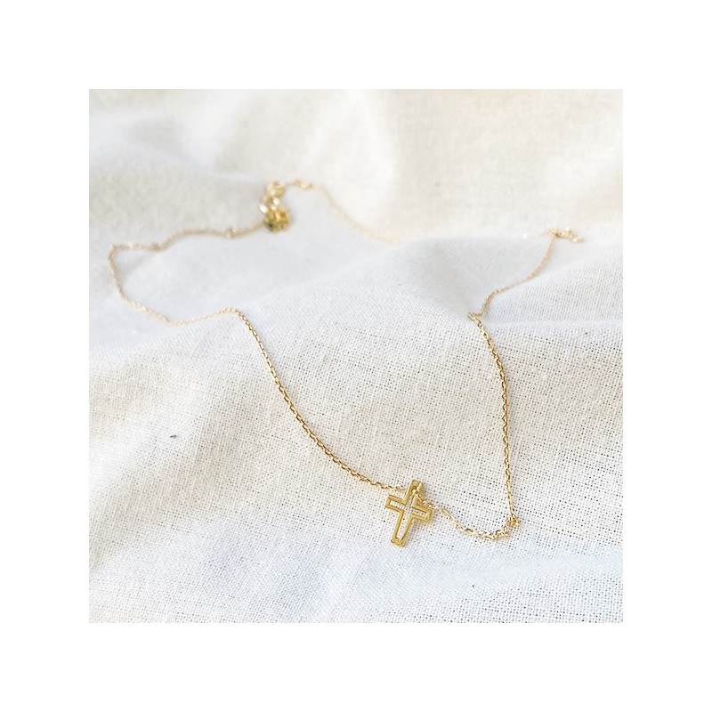 Collier croix évidée sur chaine en plaqué or - bijoux fins et fantaisies