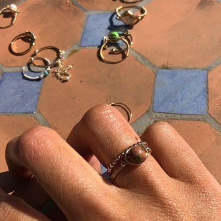 Bague fil en plaqué or surmontée d'une pierre ronde en unakite - Bijoux fins de créateur