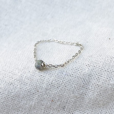 Bague fine sur chaîne en argent avec pierre fine en Labradorite - Bijoux fins et intemporels