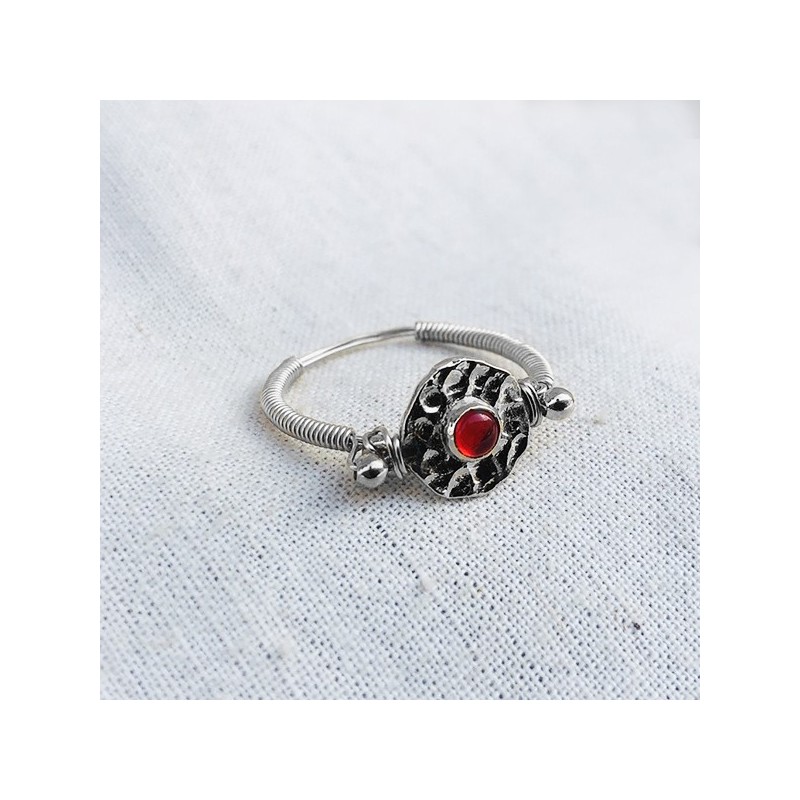 Bague médaille martelée sur fil en argent pierre centrale de couleur rouge - Bijoux fins et originaux