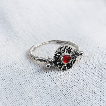 Bague médaille martelée sur fil en argent pierre centrale de couleur rouge - Bijoux fins et originaux