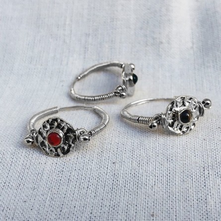 Bagues médailles martelées sur fil en argent pierre centrale de couleur - Bijoux fins et originaux