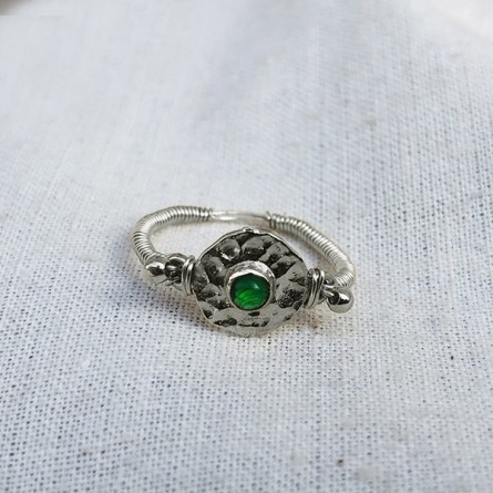 Bague médaille martelée sur fil en argent pierre centrale de couleur verte émeraude - Bijoux fins et originaux