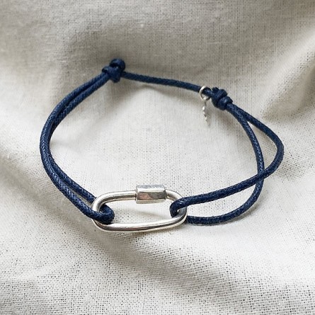 Mousqueton en argent sur lien bleu marine ajustable - Bijoux intemporels de créateur