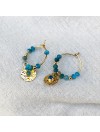 Créoles 15 mm en plaqué or et pierres fines apatite et médaille martelée de couleur bleue - Bijoux fins et originaux