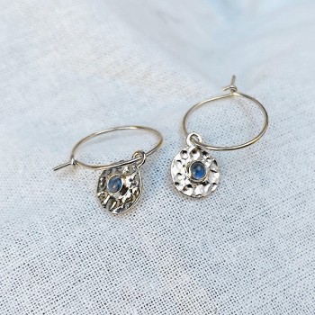 Boucles d'oreilles créoles en argent médaille ronde martelée pierre bleue saphir au centre - bijoux fins et intemporels