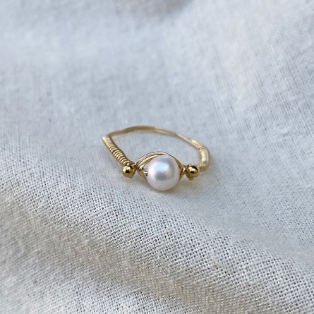 Bague fil en plaqué or surmontée d'une pierre ronde en perle d'eau douce - Bijoux fins de créateur