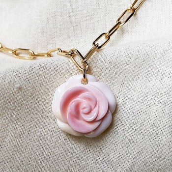 Collier sur chaine à maillons plaqué or pendentif rose nacrée - Bijoux fins et modernes