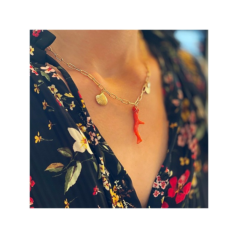 Collier sur chaine à maillons allongés plaqué or pendentifs corail, palourde, pièce de monnaie - Bijoux tendances