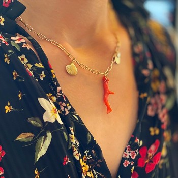 Collier sur chaine à maillons allongés plaqué or pendentifs corail, palourde, pièce de monnaie - Bijoux tendances